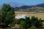 La villa vista desde la distancia con Sierra de Grazalema
